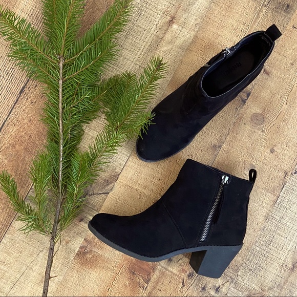 Shoes - ⭐️Black Suede Heeled Black Booties